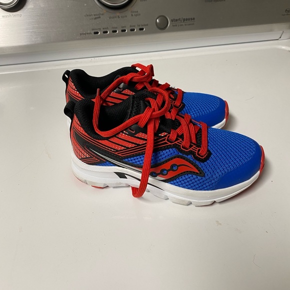 Kids size 11 saucony shoe - Picture 3 of 3